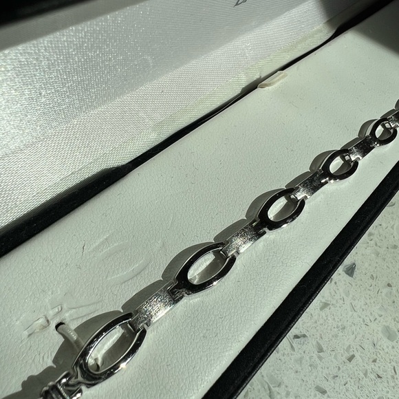 Elegant Sterling Silver Bracelet - Picture 2 of 5